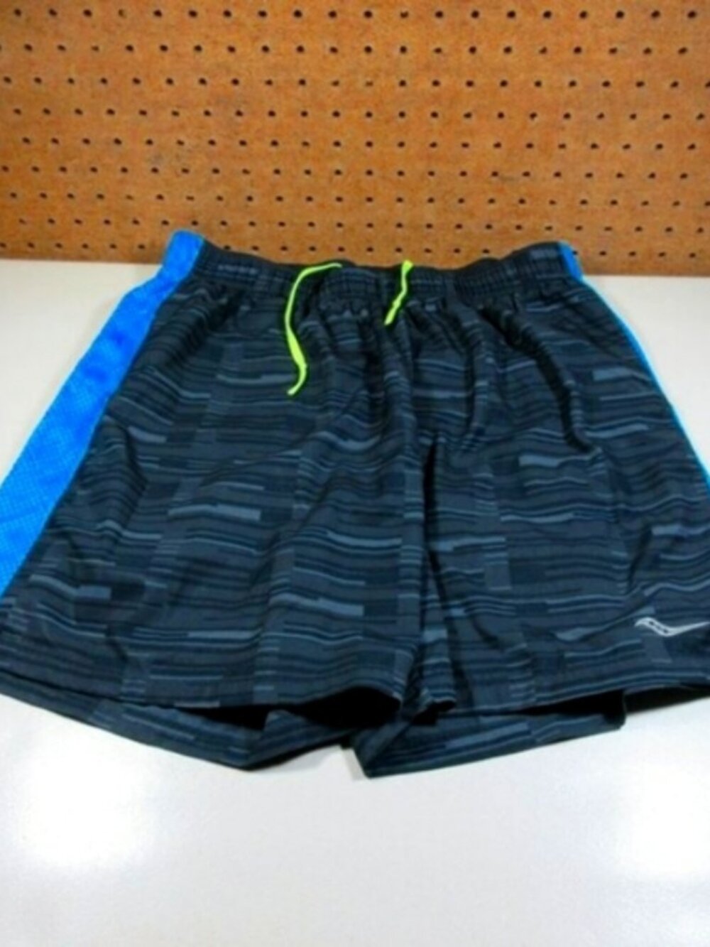 Saucony mens black gray an blue geometric lined running shorts L EUC